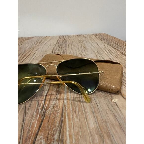 Vintage Ray-Ban Bausch & Lomb Aviator sunglasses with a gold frame - Picture 6 of 9